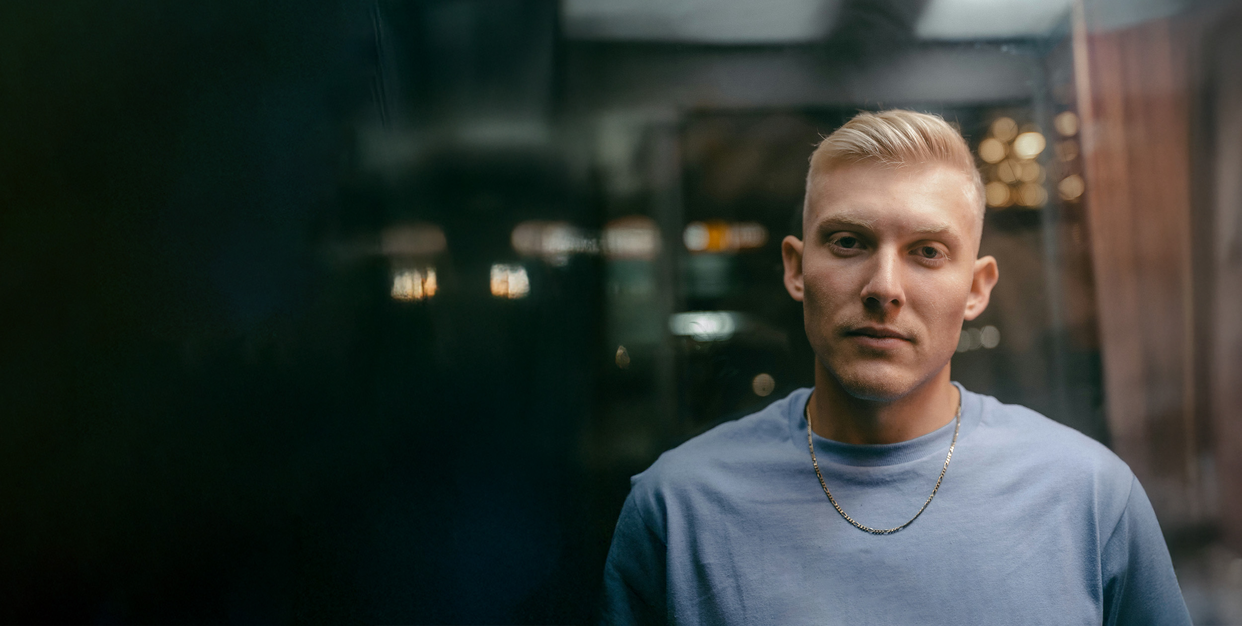 Närbild på ung man som tittar rakt mot dig, för försäkringsbedrägeri är allvarligt.