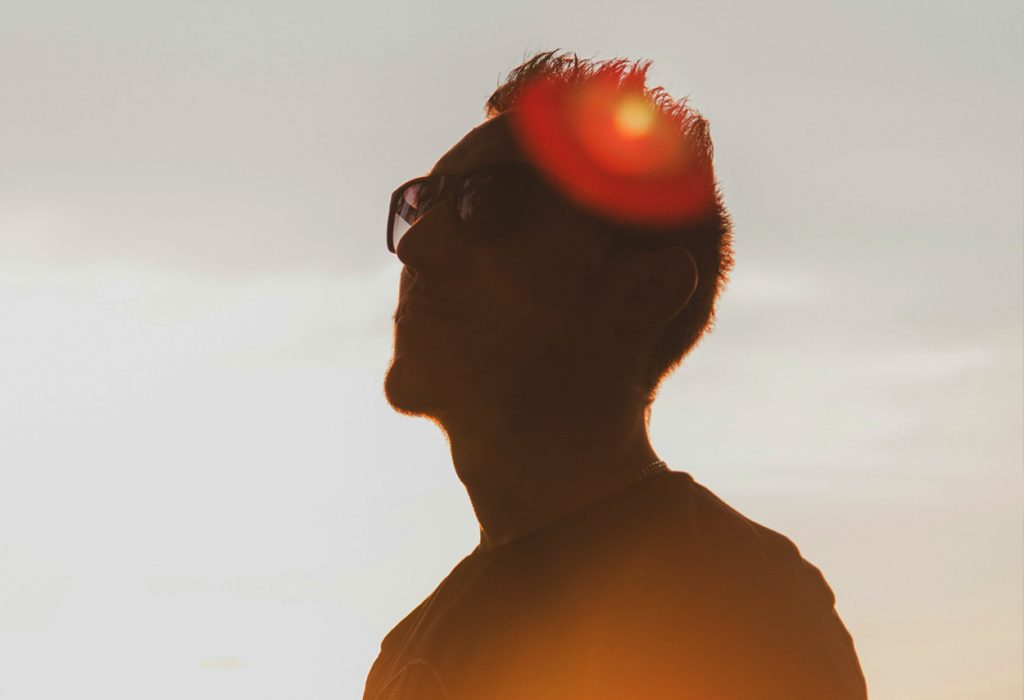 En man i solglasögon funderar.