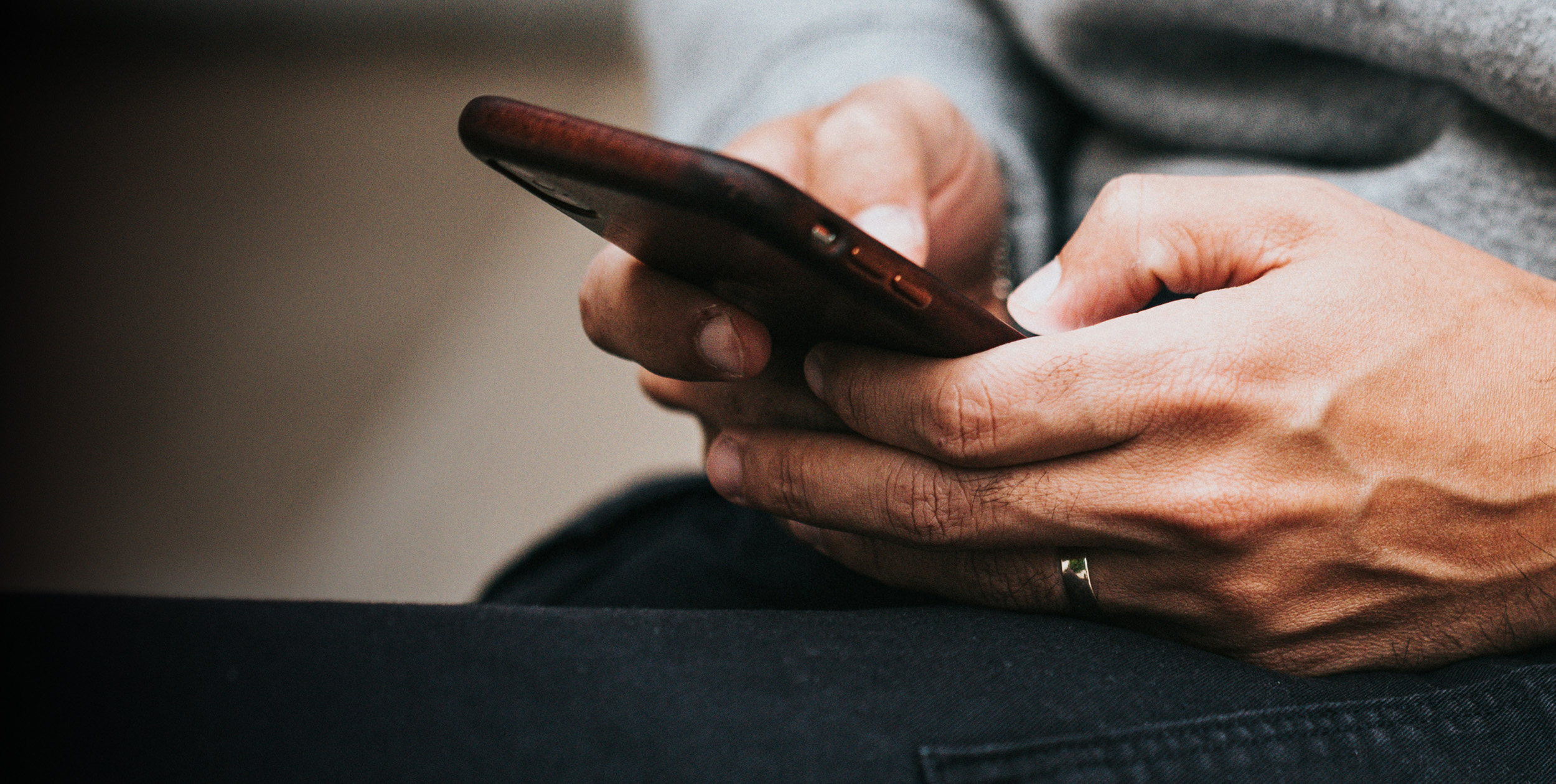 Händer som håller i en mobiltelefon